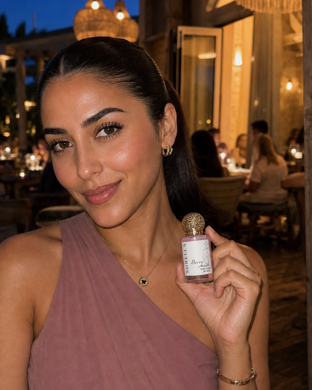 Berries Musk Sorella moments — An easy outdoor moment for soft attraction that never feels overdone.