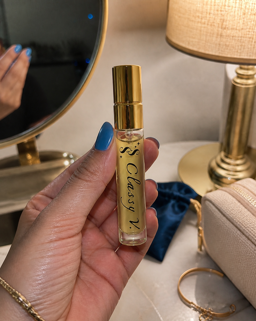 Classy V. Sorella moments — A small-format Sorella moment made for touch-ups and plans that change.