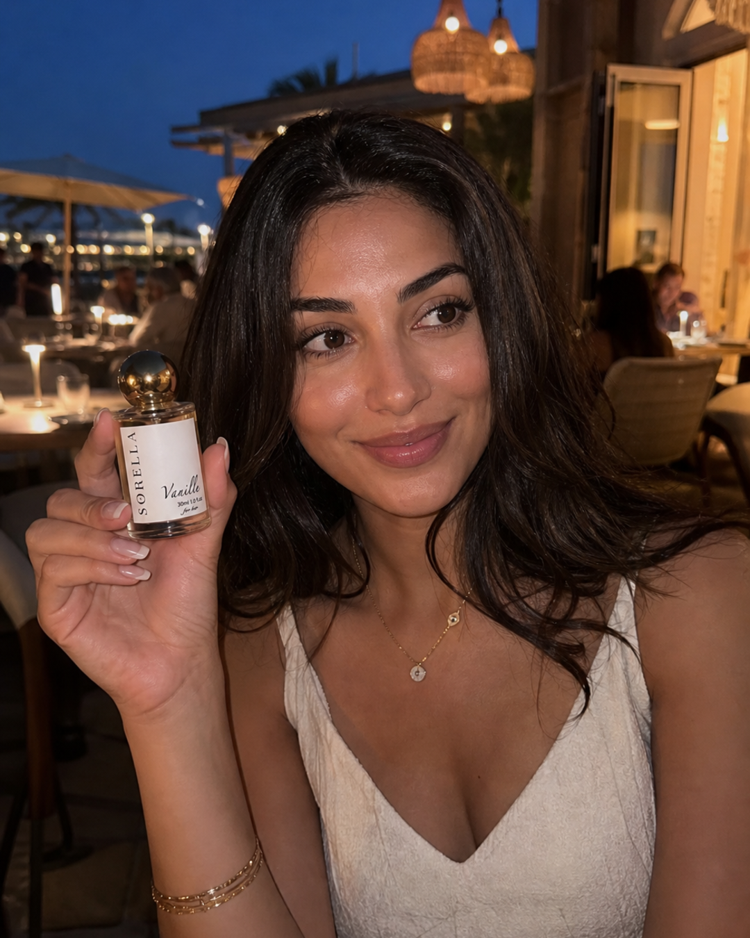 Vanille Sorella moments — An easy outdoor moment for soft attraction that never feels overdone.